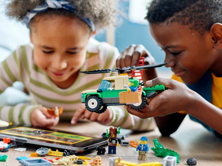 Picture of two kids playing with Legos