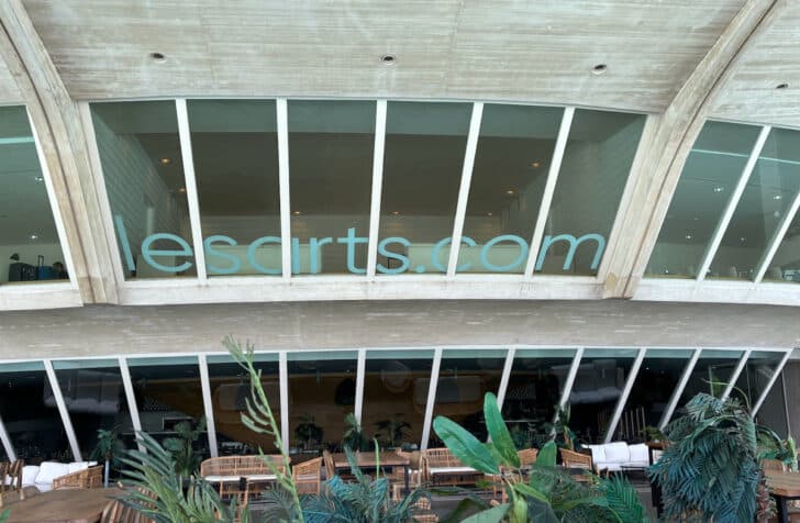 The LesArts.com domain on the side of the City of Arts and Sciences in Valencia